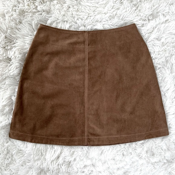 Brown buttoned vegan suede mini skirt - Picture 3 of 9